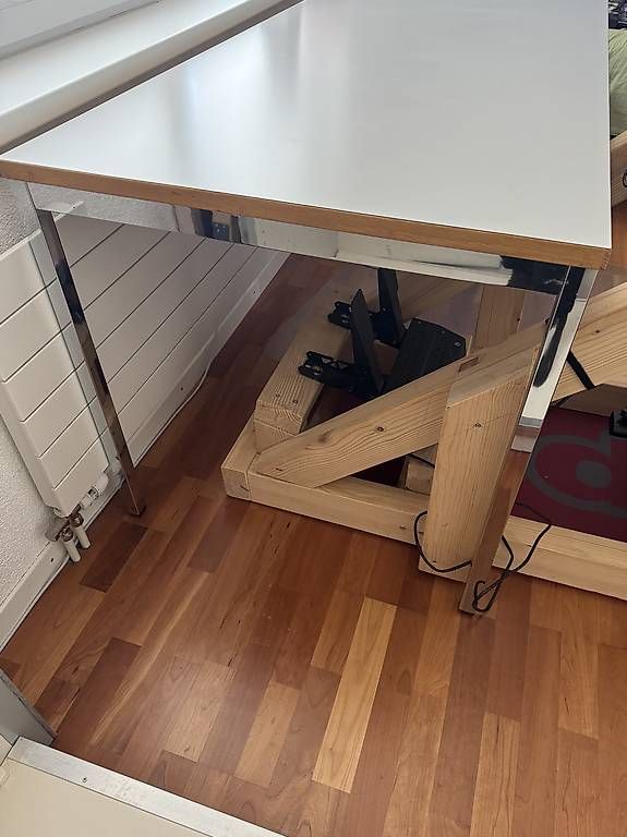 Bureaux: Hochwertiger Bürotisch mit Metallgestell – D'occasion à Schüpbach par digase 1