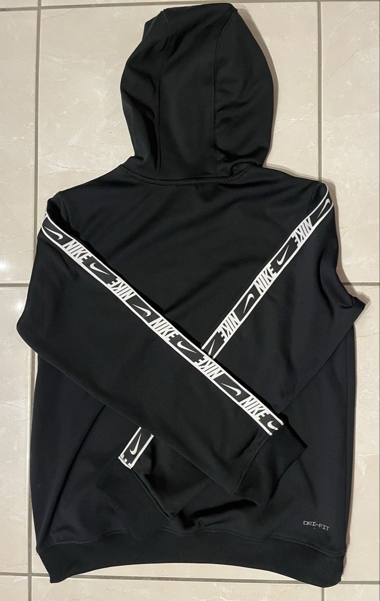 Nike T-Shirts: Nike Kapuzenpullover Dri-FIT Gr. XS schwarz weiss – Gebraucht aus Winterthur von honghanh 1