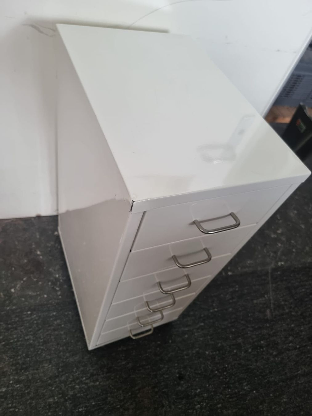 Cassettiere: Weisses Schubladenelement Metall – Usato da Olten venduto da Mezopotamya