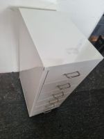 Weisses Schubladenelement Metall