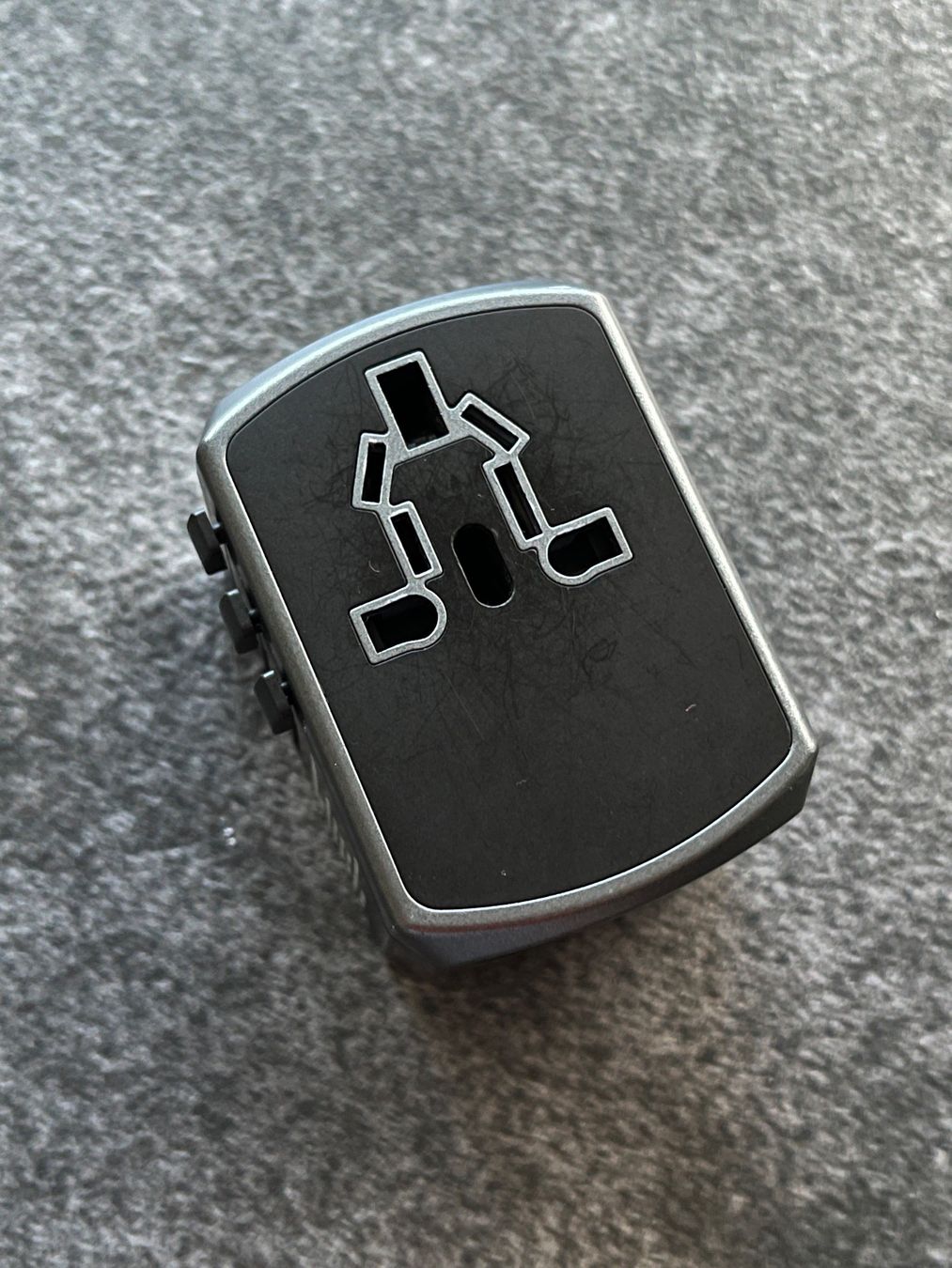 Unità & Adattatore: 65W Reiseadapter, Multinationaler Universal-Adapter, 4 USB-A – Usato da Kilchberg ZH venduto da Simple.Life