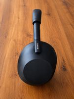 Sony WH-1000XM5 in Schwarz.