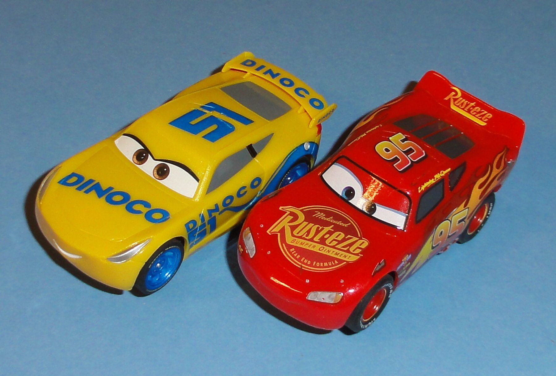 Carrera Rennbahnen: Carrera Go/First 2 Stück Cars "Mini" Rust-Eze & Dinoco – Gebraucht aus Waldenburg von
