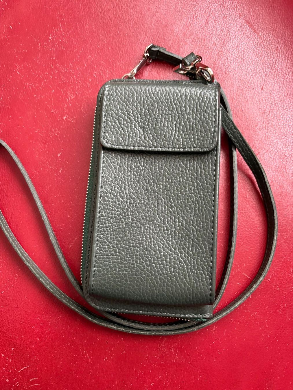 Vera Pelle Borse: Beige oder grüne Echtleder-Smartphone-Tasche mit Bändel – Nuovo (secondo la descrizione) da Oberweningen venduto da Gerini 4