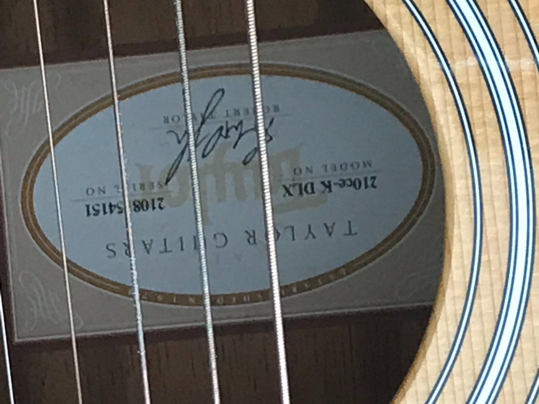 Taylor Strumenti musicali: Taylor Guitars Akustische Gitarre mit Etui – Usato da Bern venduto da arwori 5