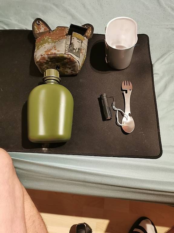 Attrezzatura & Pezzi di ricambio: Camping- Feldflasche+ Lampe   – Usato da Liestal venduto da mad_9w6f 1