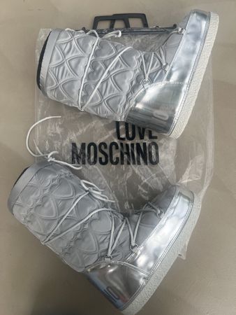Moonboot love Moschino 