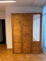 Grosser praktischer Kleiderschrank mit Spiegel, demontierbar