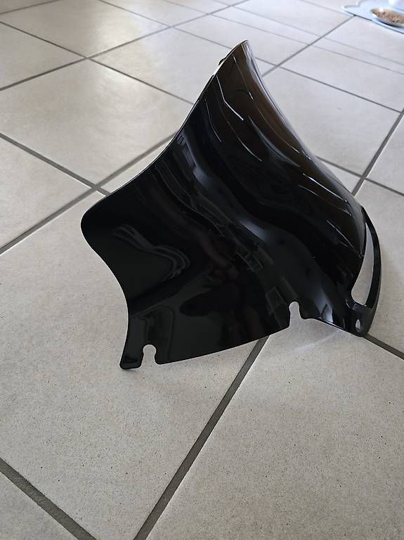 Tutti i ricambio per moto: Harley Windshield Low Rider ST dark black – Usato da Biel-Benken BL venduto da Tizi218 1