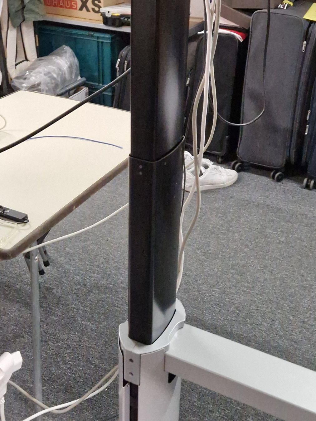 Scrivanie: Stehpult elektrisch höhenverstellbar – Usato da Cham venduto da Dave63 1