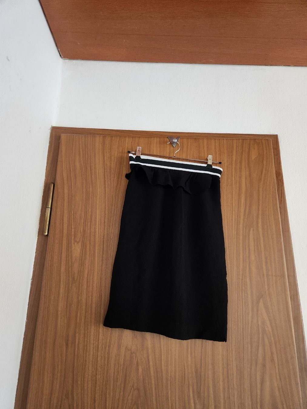 Sandro Gonne: Jupe Sandro noire à volants, taille 1 stylé – Usato da Niedergösgen venduto da Eva2410 1