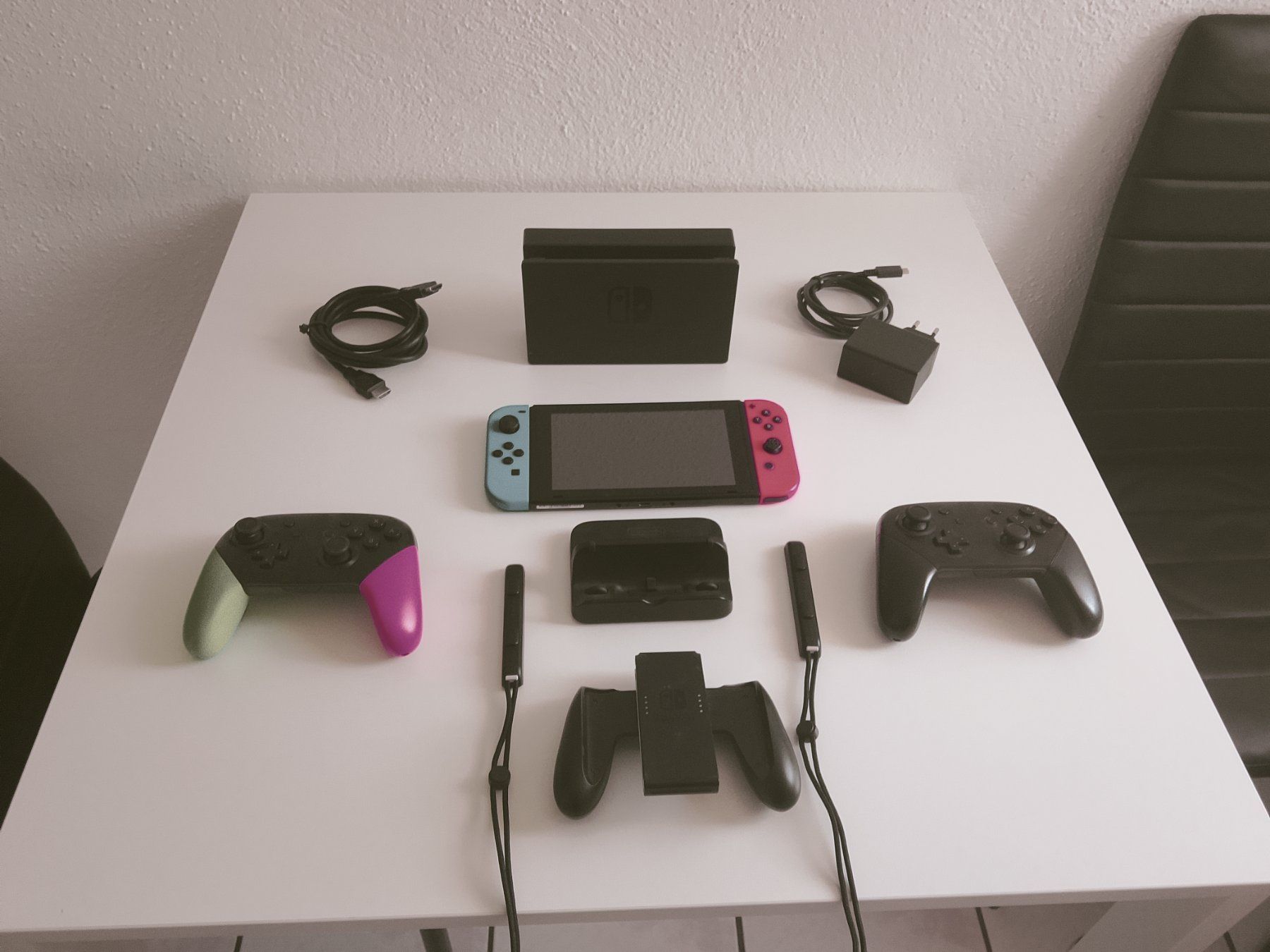 Nintendo Console: Nintendo Switch Rot/Blau – Nuovo (secondo la descrizione) da Niederbipp venduto da DeeJayEroo