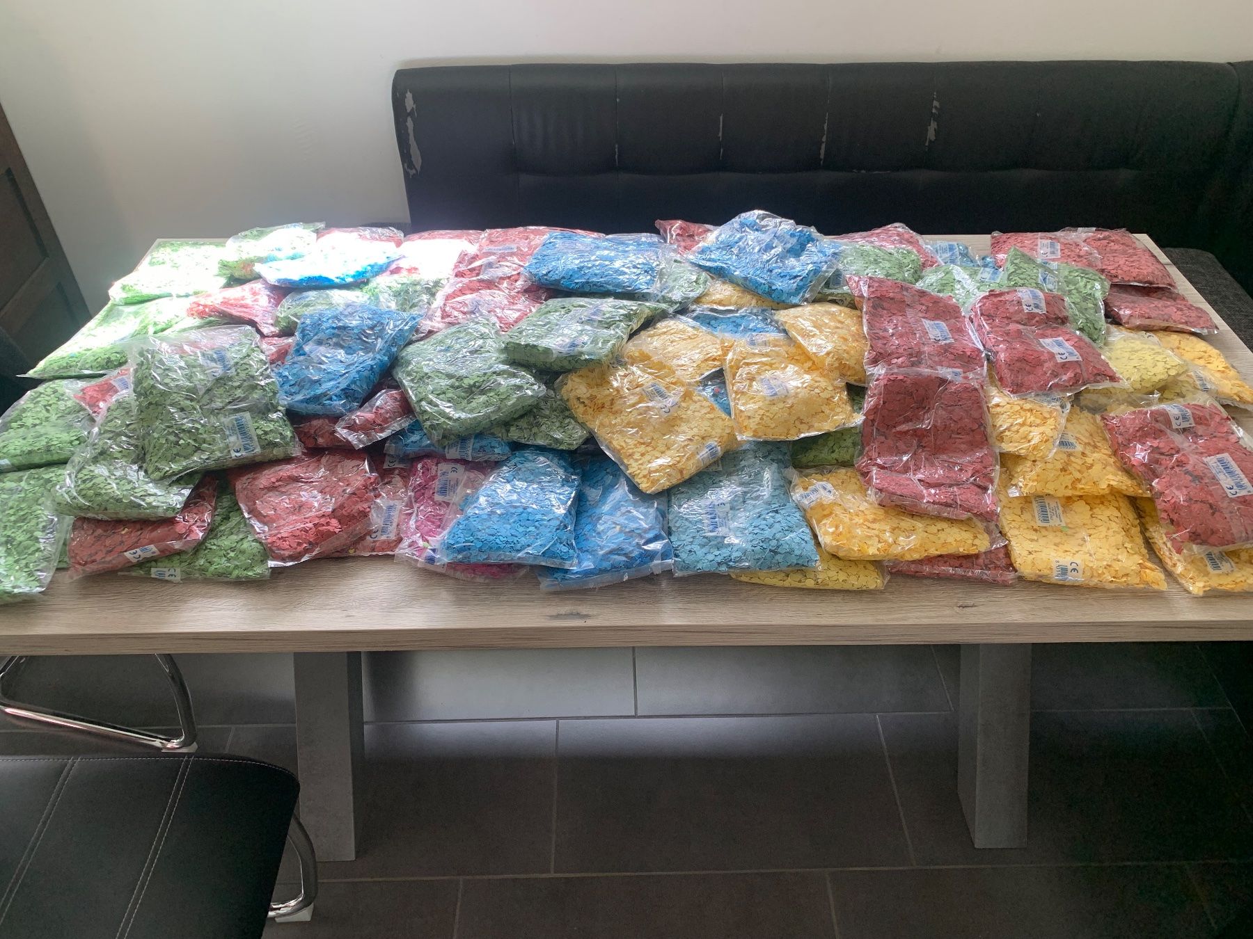 Tutte le decorazioni: Konfetti 100 Sach a 100gr – Usato da Langenthal venduto da Brunnbach