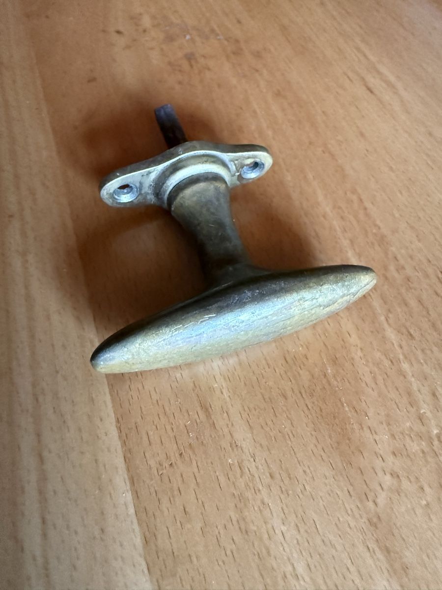 Quincaillerie: alter Fenstergriff aus Metall  – D'occasion à Amden par vipernatter 1