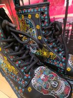 Coole Dr. Martens Stiefel mit Totenkopf Motiv Grösse 38