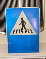 Verkehrsschild / Strassen Schild Fussgängerstreifen