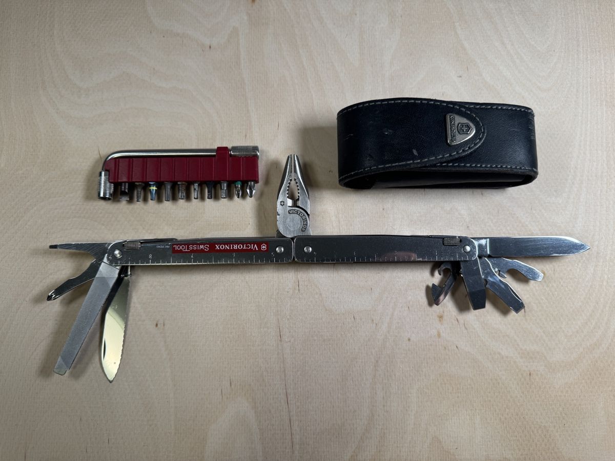 Victorinox Tous les outils: Victorinox SwissTool Multitool mit Bitset Lederetui – D'occasion à Zürich par Marble 5