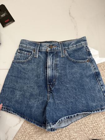 Shorts di jeans Levi's vintage, taglia 23 - look estivo!