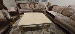 Sofa, Sessel und Tisch
