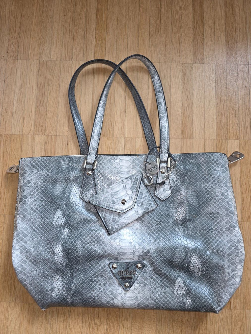 Guess Borse da donna: Guess Shopper Grau Schlangenmuster – Usato da Stein AG venduto da eMODy