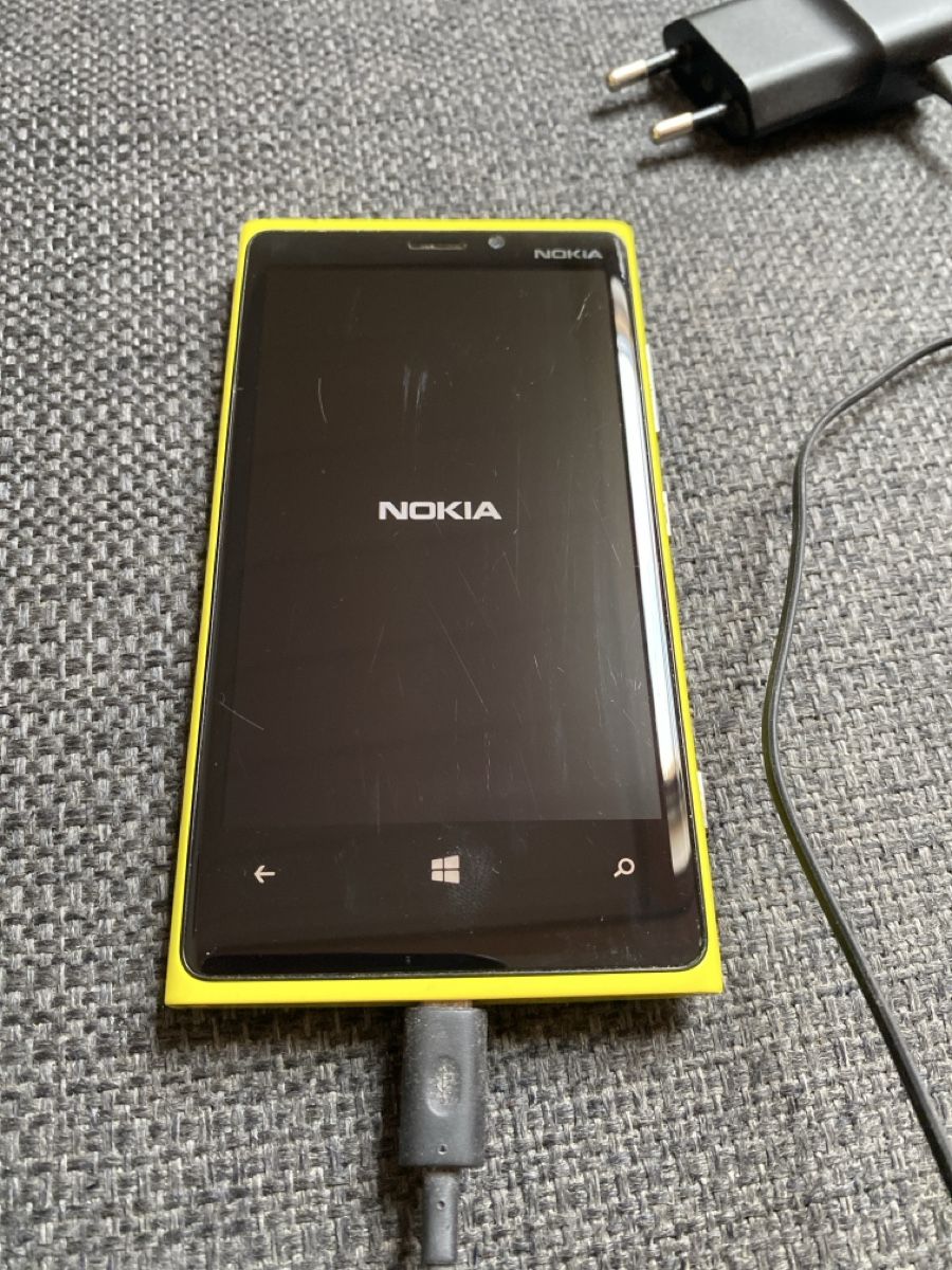 Nokia Telefoni cellulari / Smartphones: Nokia Lumia 920, software Windows 10 Mobile, Ram 1GB – Usato da Hunzenschwil venduto da Smiles 1
