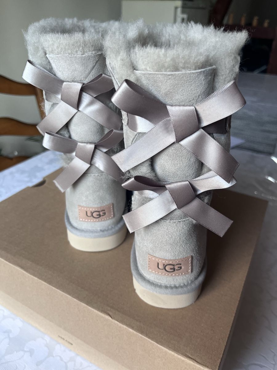 Ugg Damenschuhe: Ugg Bailey Bow II goat (hellgrau) – Neu und originalverpackt aus Rapperswil SG von Sabrina_Ba 1