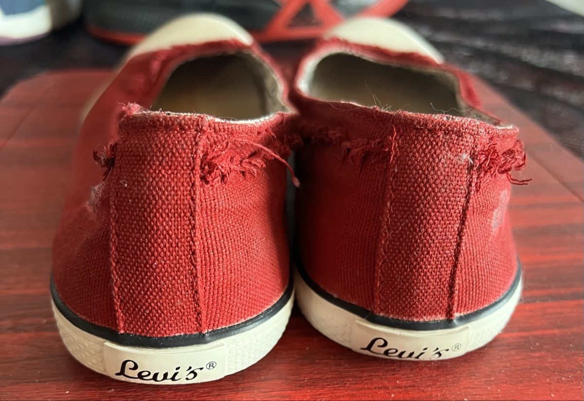 Levi's Damenschuhe: Levi's - Ballerines rouges - Taille 38 – Gebraucht aus Chézard-St-Martin von Cheyenne_75 1