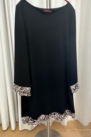 Kleid von Ana Alcazar mit Volants im Leo Muster