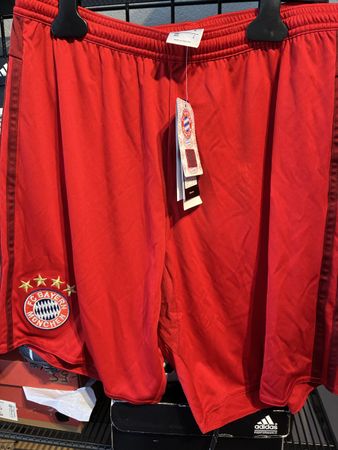 FC Bayern München Shorts rot Grösse M neu mit Etikett