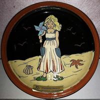 Wandteller Mädchen mit Windrad Keramik