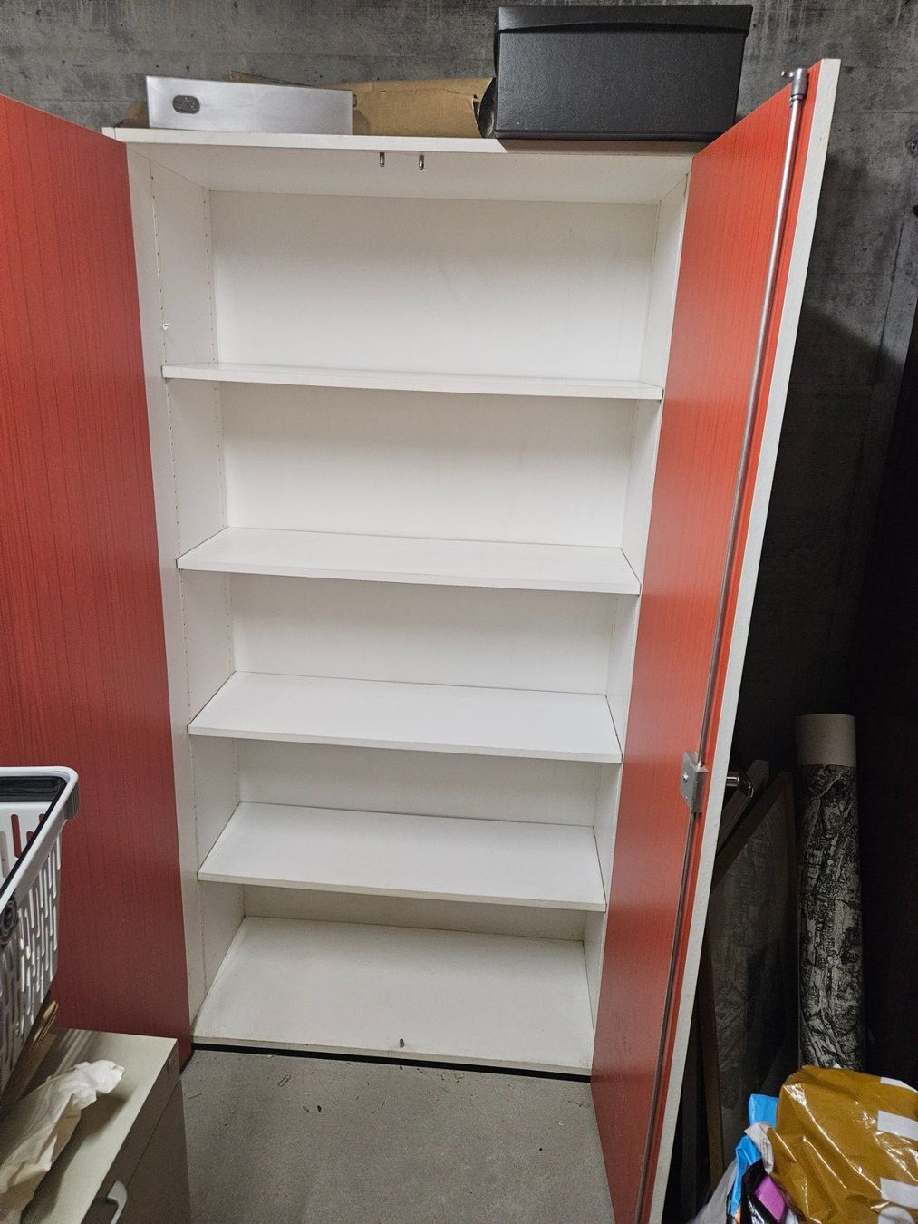 Armadi: Grosser roter Schrank – Usato da Olten venduto da p_s_d75c 1