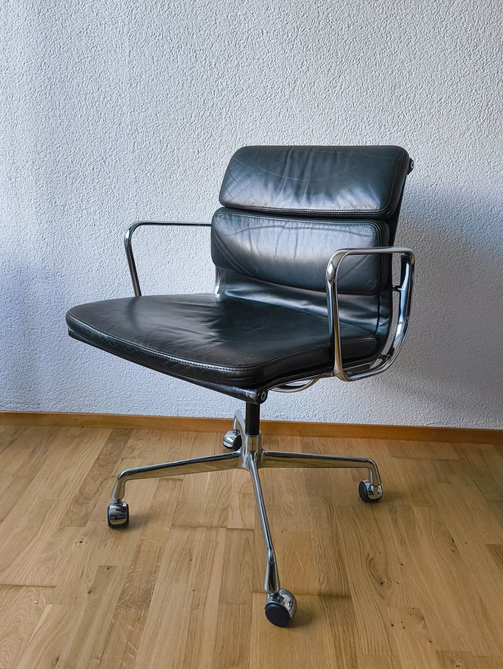 Vitra Chaises: Vitra Eames Softpad Chair auf Rollen – D'occasion à Bäch SZ par Architekt66