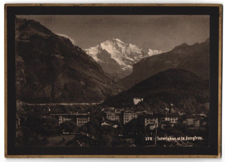 Fotografie & Manifesti: Fotografie Interlaken, Blick auf den Ort – Usato da Berlin venduto da bartko-reher