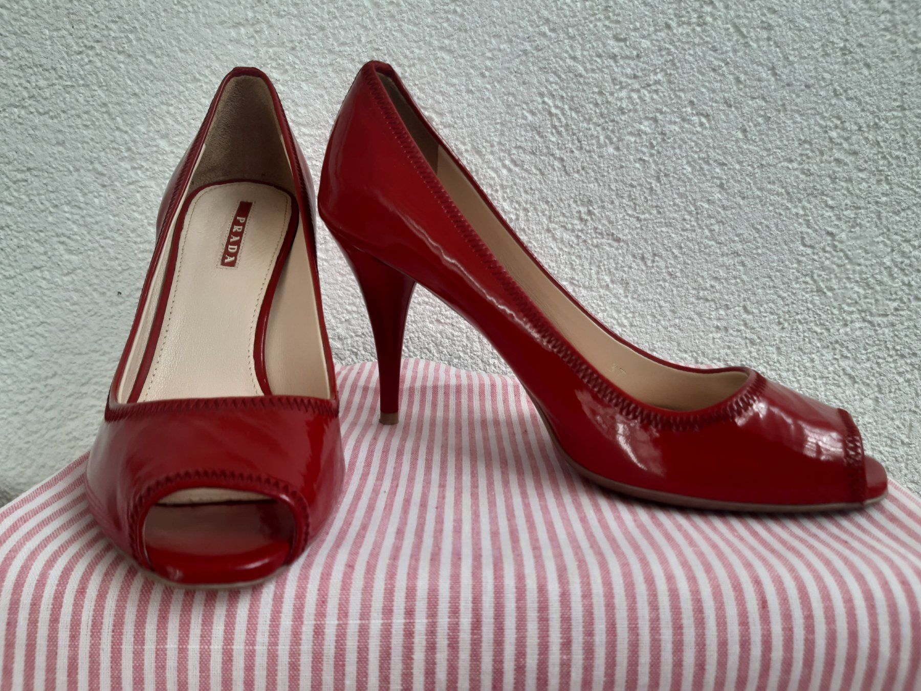 Prada Scarpe da donna: PRADA - Escarpins Rouge Vernis - 37 - Comme neuf – Nuovo (secondo la descrizione) da Meinier venduto da Gattuso22
