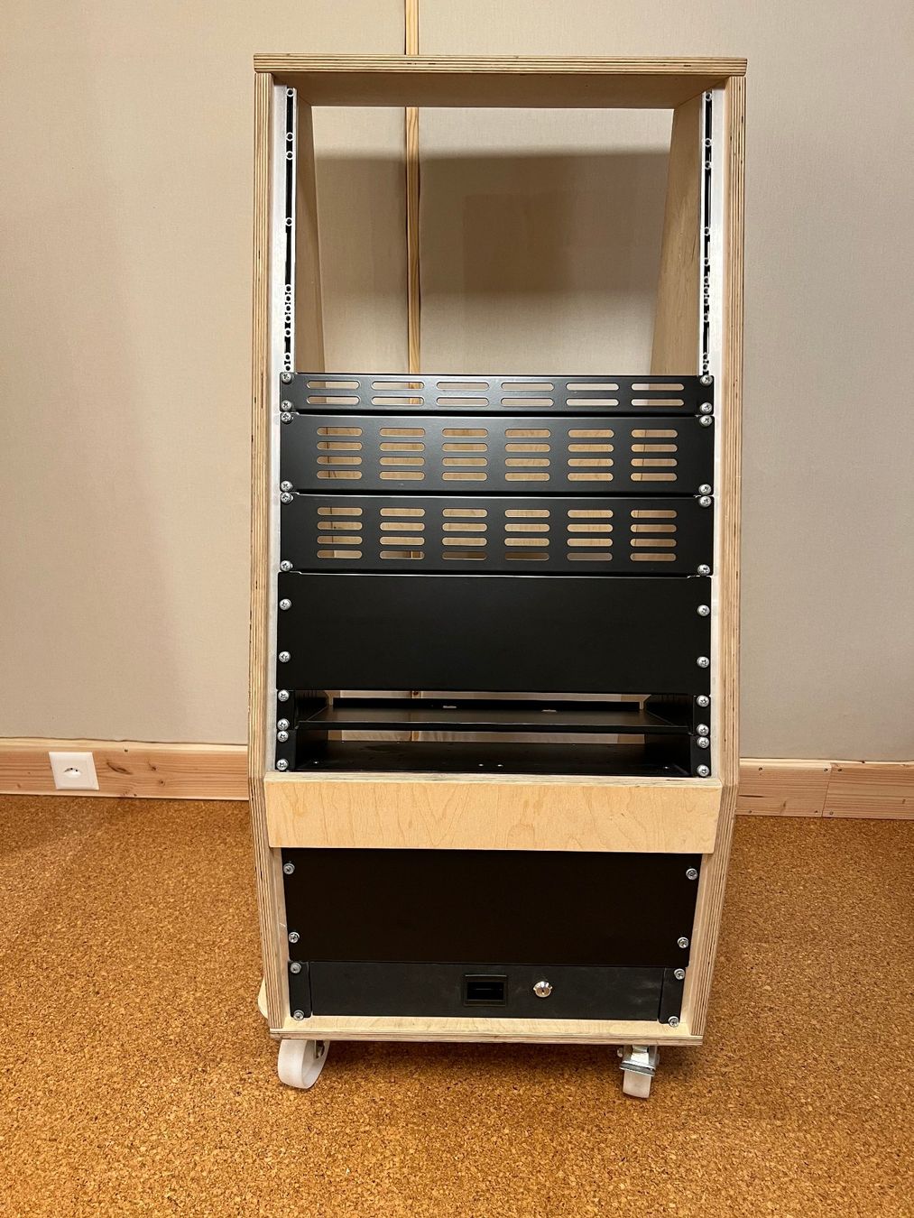 Altri accessori: Studio Rack mit viel Platz, einer Schublade & div. Blenden – Usato da Baar venduto da Berick