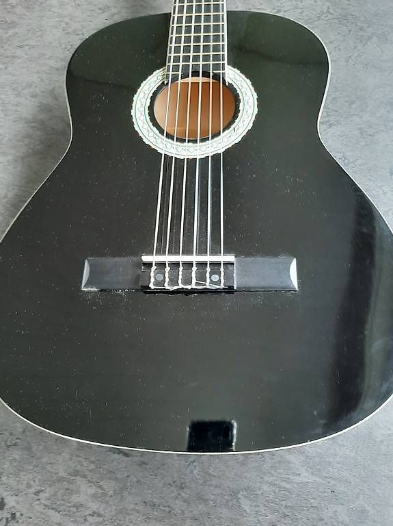 Musikinstrumente: Gitarre und Ständer – Gebraucht aus Neuhausen am Rheinfall von dor_bjg2 2