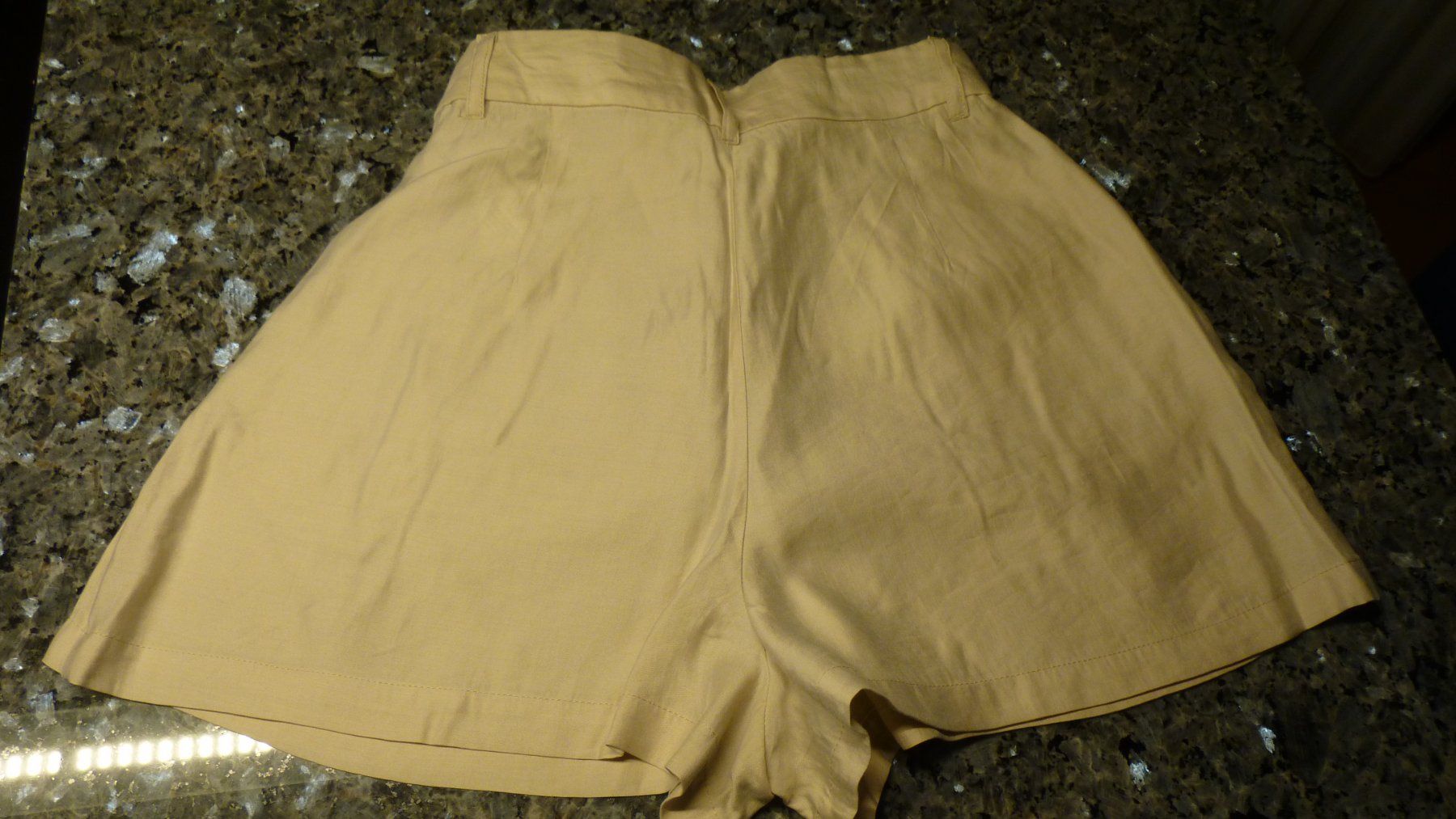 Pantaloni: Damen-Shorts beige / PULL & BEAR / S – Usato da Triengen venduto da misterpicknicker 1