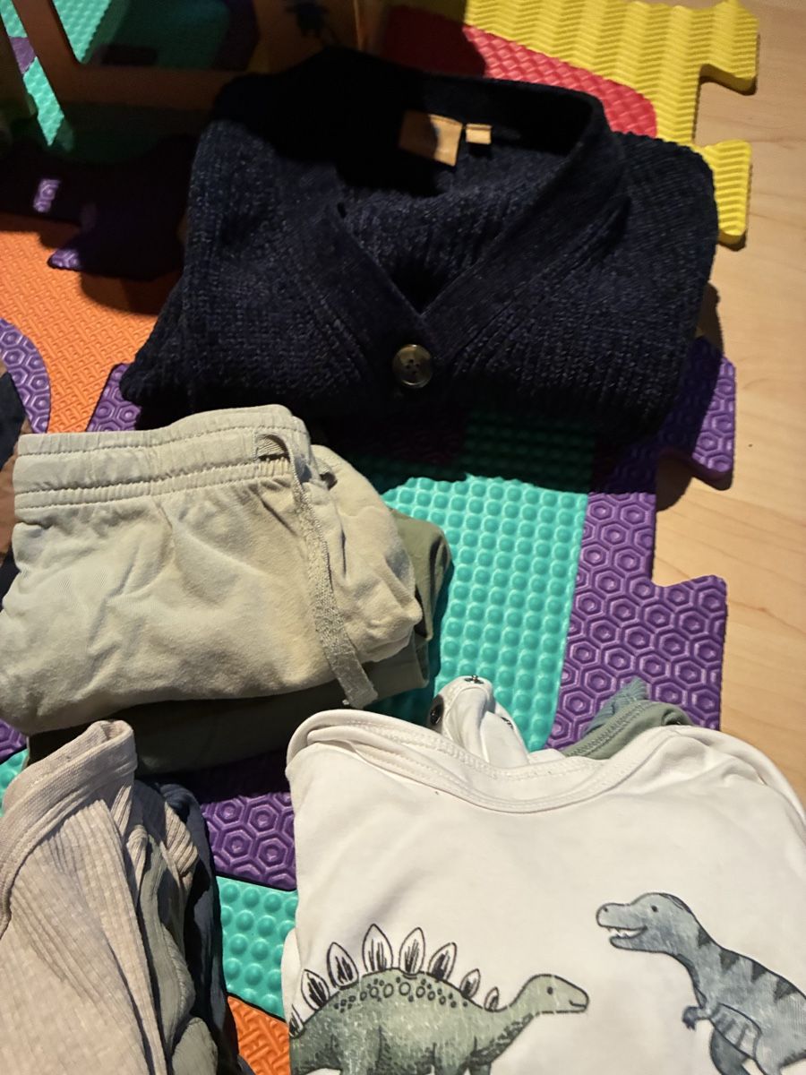 Lotti & Set di vestiti: Kleiderpaket 98-104, 29-teilig, Junge – Usato da Mitlödi venduto da meyer-sabrina 6