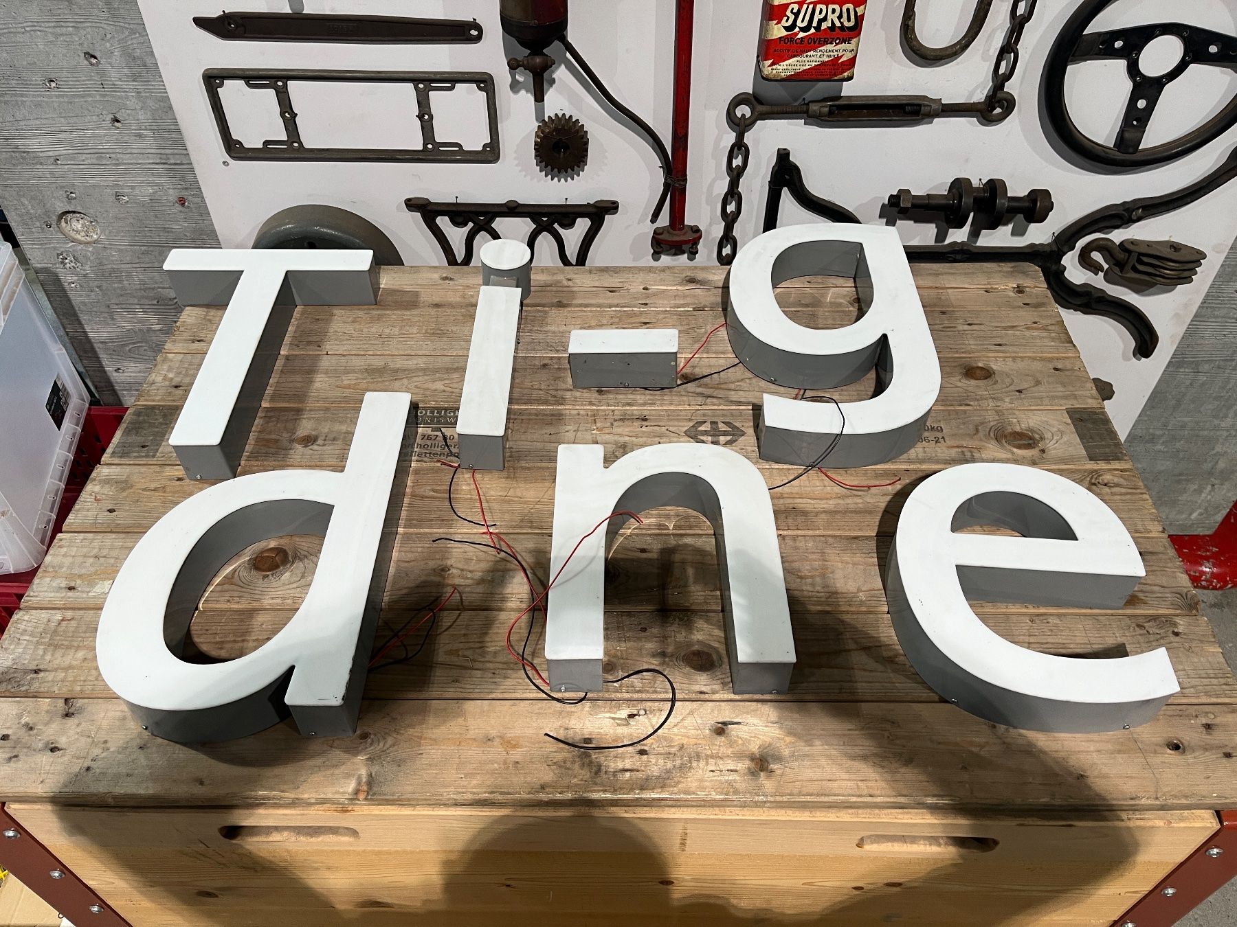 Toutes les décorations: LED Leuchtbuchstabe "e" – D'occasion à Luzern par Fracht-Design