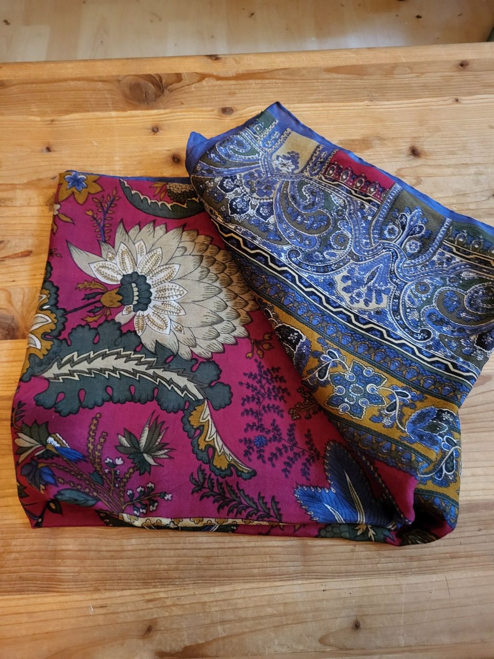 Foulards & écharpes: Wunderschöner Seidenschal mit Blumenmuster – Neuf (Voir description) à Guggisberg par Aegertenlehn 6