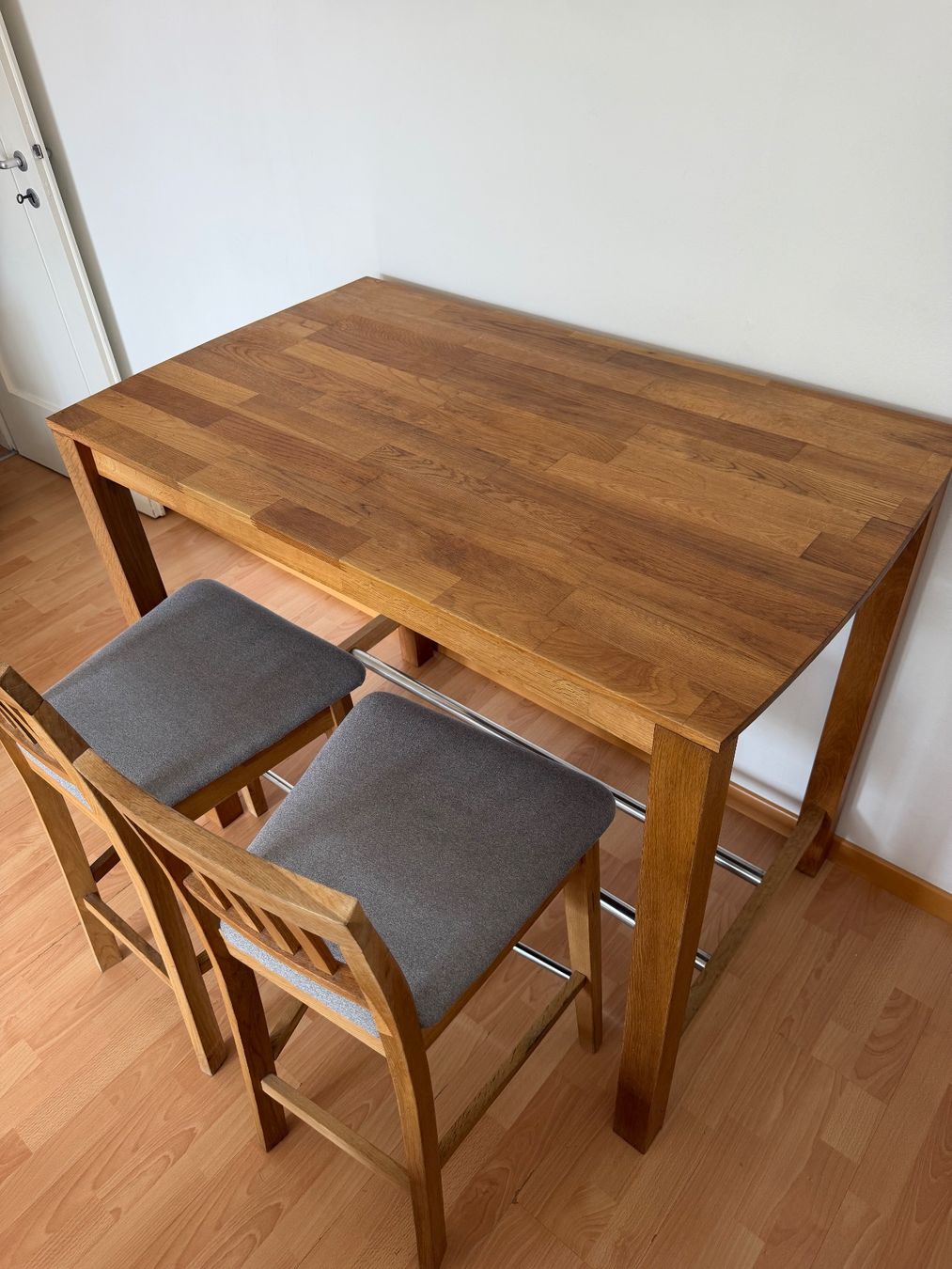 Set di tavolo e panche: Bartisch aus Holz mit 2 Barhockern + GRATIS Couchtisch – Usato da Basel venduto da mpa_yf6x 2