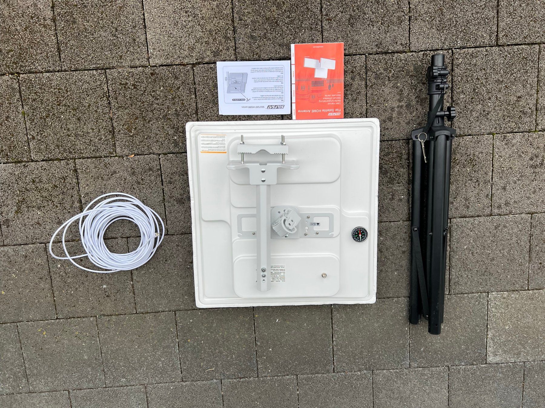 Parabola satellitare: Wohnwagen Satellit mit Halterung + Stativ inkl. Satmessgerät – Usato da Gunzwil venduto da Ozzie68 4