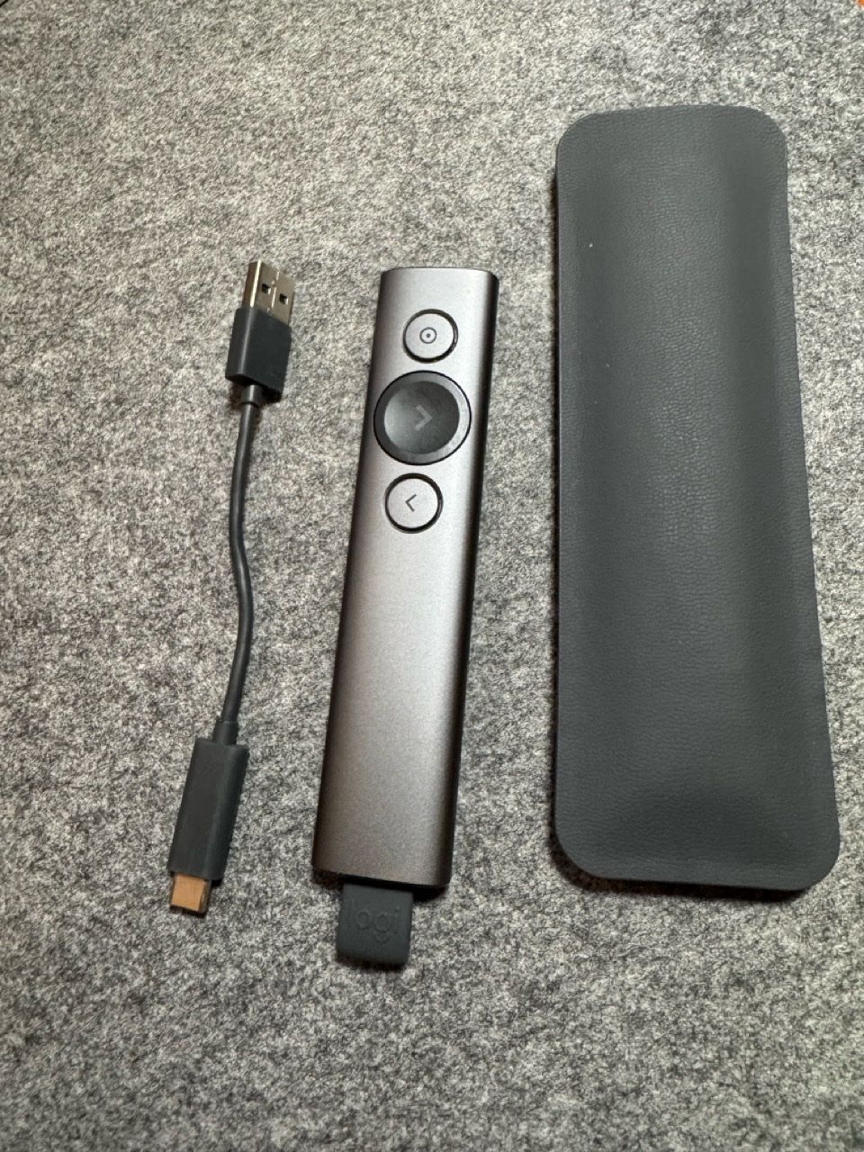 Logitech Fernbedienungen: Logitech Spotlight Präsentationsfernbedienung mit Hülle – Gebraucht aus Oberuzwil von Yoka