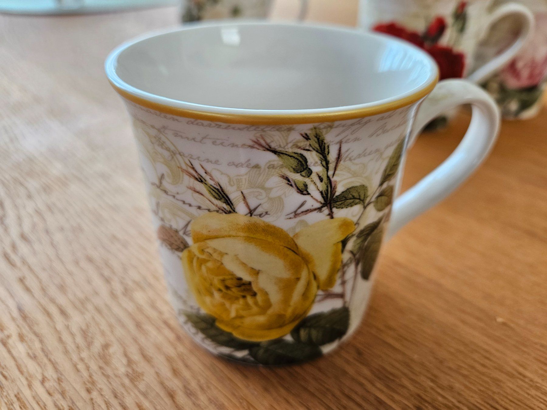 Tazze: 4 Tassen mit Rosenmotiv – Usato da Lyss venduto da sabethka 1