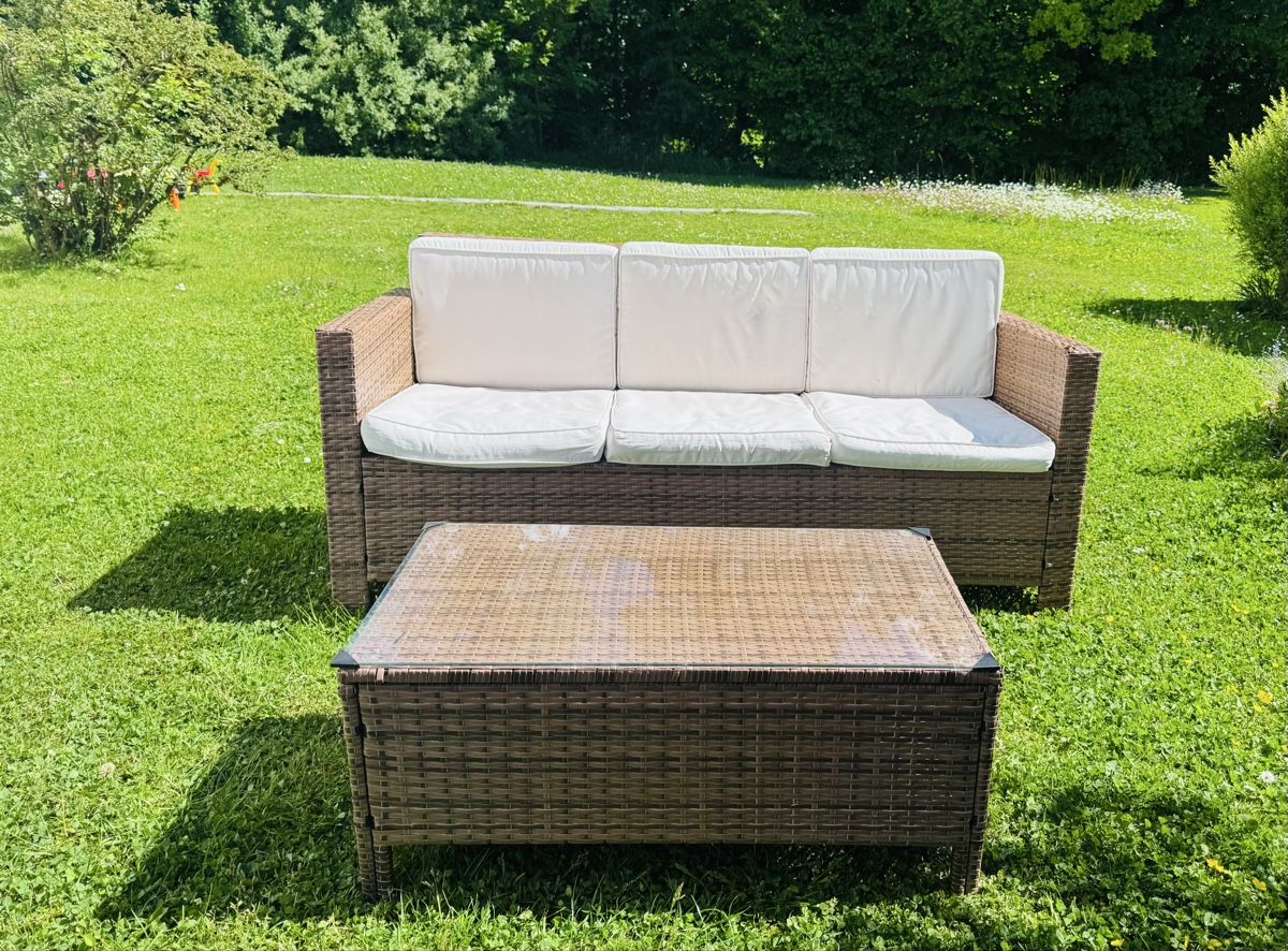 Sedie a sdraio: Rattan Sofa (3 seater) with table  – Usato da Meilen venduto da gpiperuk