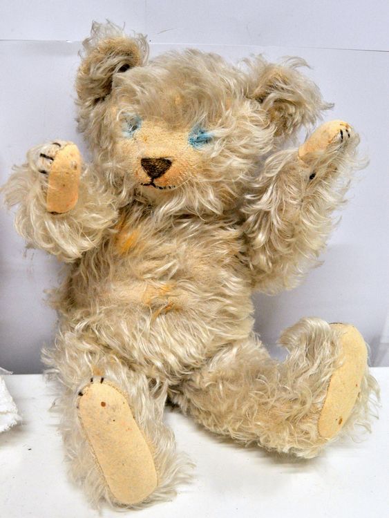 Deux ours anciens en peluche, dont un HARROLDS Ht 33 cm - Lot 182