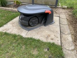 Schnäppchen: Husqvarna Mähroboter mit Ladestation und Garage