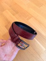 Roter Krokodil Gürtel