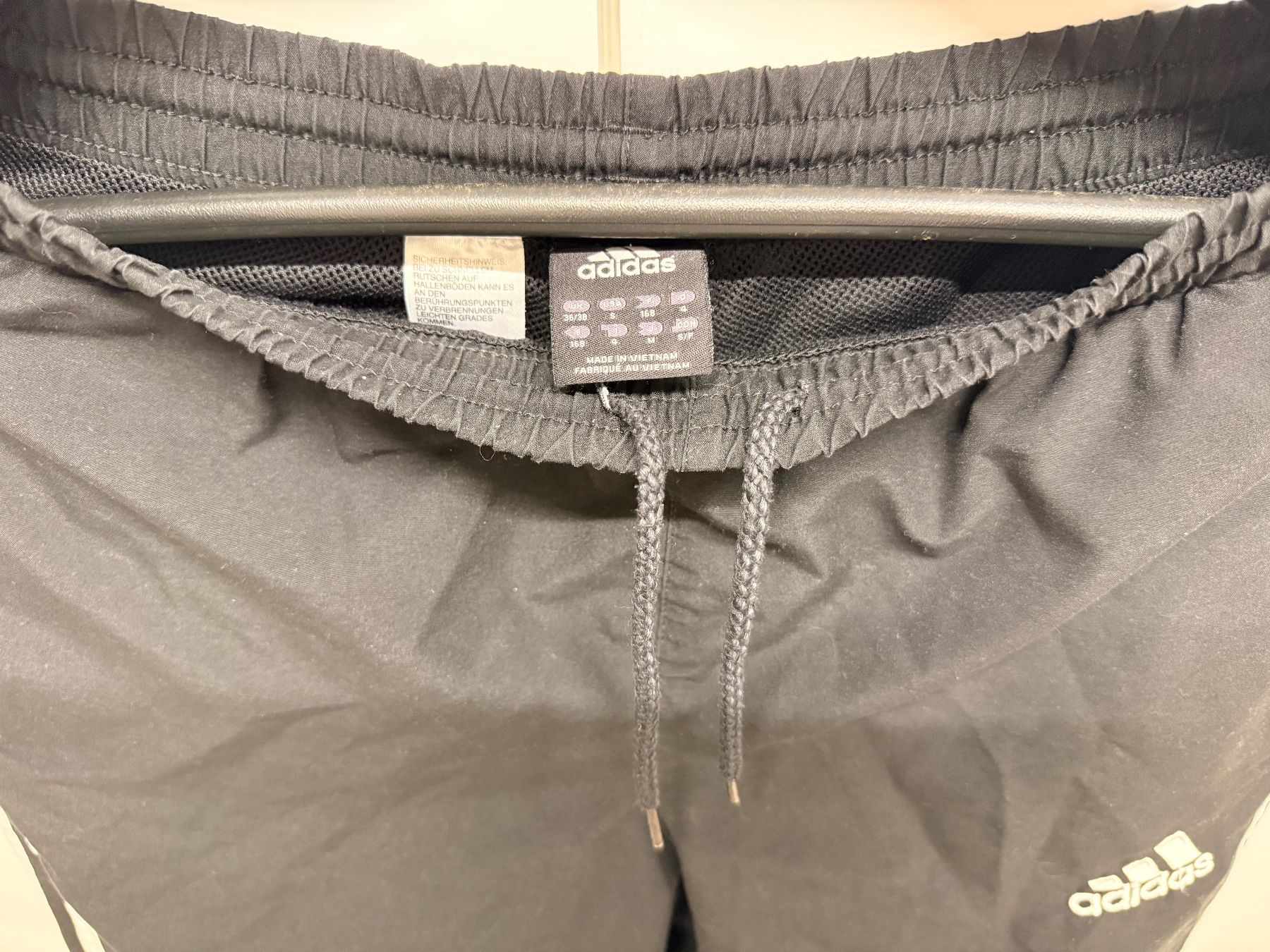 Adidas Pantaloni: Original Adidas Trainingshose schwarz – Usato da Zürich venduto da celai. 2