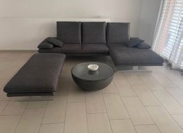Modernes Sofa mit Hocker zu verkaufen – 1 Jahr alt